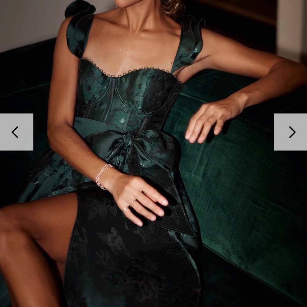 V. Chapman Vera Ruffle-Strap
Corset Side-Slit Midi Dress
Anthropologie Size: 12 - Picture 3 of 7